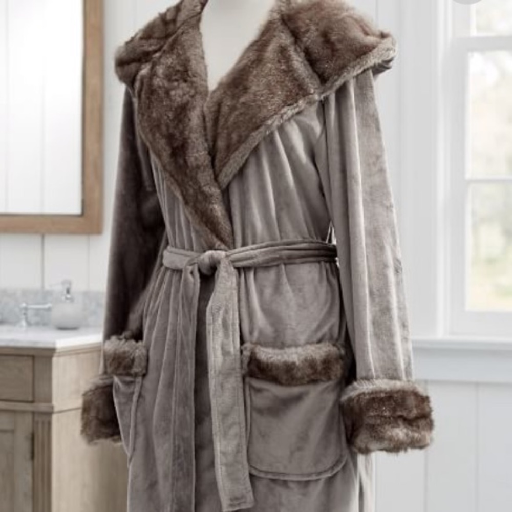 NWOT Pottery Barn Faux Fur Hooded Grey Bath Robe
